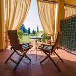 Madrina Lovely And Dynamic غارْدا